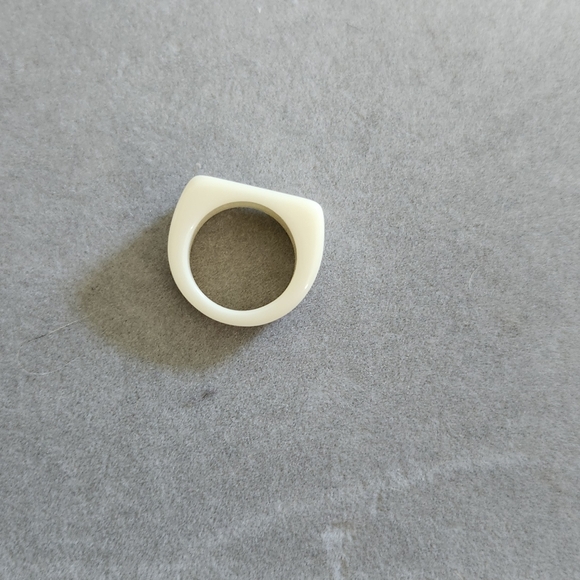 Cream Rectangular Ring Sz 7 - Picture 2 of 2